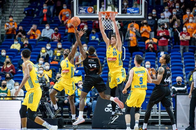 Basketball Berlin 05.12.2021 Saison 2021 2022 easyCredit BBL 1. Bundesliga Männer Herren Alba Berlin - NINERS Chemnitz Frantz Massenat (Chemnitz, No.15) Ben Lammers (Alba Berlin, No.55) Jaleen Smith (Alba Berlin, No.03)