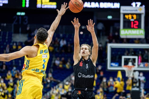 Basketball Berlin 05.12.2021 Saison 2021 2022 easyCredit BBL 1. Bundesliga Männer Herren Alba Berlin - NINERS Chemnitz Malte Ziegenhagen (Chemnitz, No.03) Oscar Da Silva (Alba Berlin, No.01)