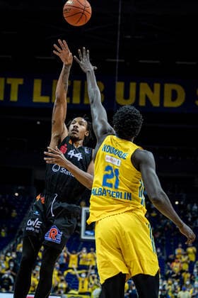 Basketball Berlin 05.12.2021 Saison 2021 2022 easyCredit BBL 1. Bundesliga Männer Herren Alba Berlin - NINERS Chemnitz Darion Atkins (Chemnitz, No.44) Christ Koumadje (Alba Berlin, No.21)