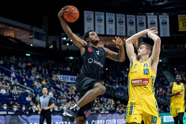 Basketball Berlin 05.12.2021 Saison 2021 2022 easyCredit BBL 1. Bundesliga Männer Herren Alba Berlin - NINERS Chemnitz Isiaha Mike (Chemnitz, No.11) Tim Schneider (Alba Berlin, No.10)