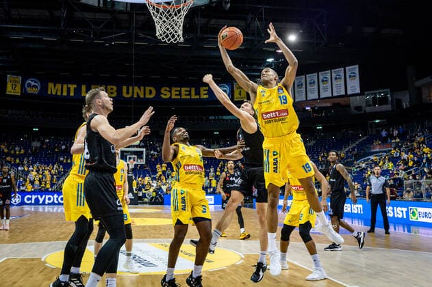 Basketball Berlin 05.12.2021 Saison 2021 2022 easyCredit BBL 1. Bundesliga Männer Herren Alba Berlin - NINERS Chemnitz Louis Olinde (Alba Berlin, No.19)