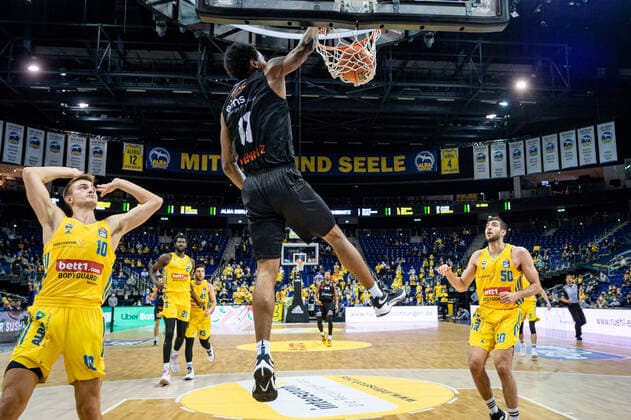 Basketball Berlin 05.12.2021 Saison 2021 2022 easyCredit BBL 1. Bundesliga Männer Herren Alba Berlin - NINERS Chemnitz Isiaha Mike (Chemnitz, No.11) Tim Schneider (Alba Berlin, No.10)