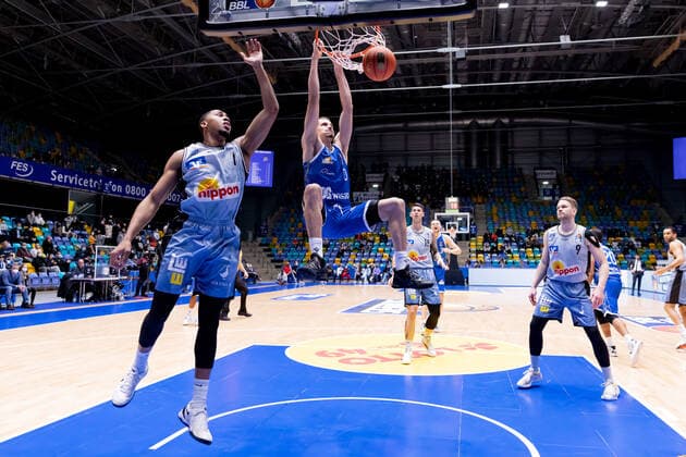 Fraport Skyliners - HAKRO Merlins Crailsheim, easyCredit-BBL Dunking von Lukas Wank (Fraport Skyliners, 0). Von links: Jaren Lewis (Merlins Crailsheim, 1), Lukas Wank (Fraport Skyliners, 0), Bogdan Radosavljevic (Merlins Crailsheim, 15) und Fabian Bleck (Merlins Crailsheim, 9). Basketball-Spiel des easyCredit BBL zwischen den Fraport Skyliners und HAKRO Merlins Crailsheim am 5. Dezember 2021 in der Fraport-Arena in Frankfurt am Main., Frankfurt am Main Hessen Deutschland Fraport-Arena