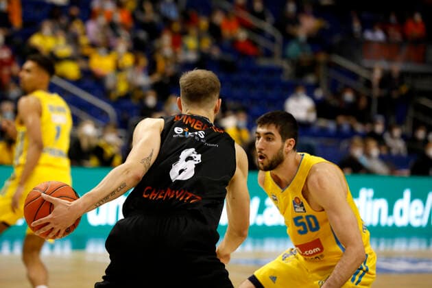 05.12.2021, easyCredit Basketball Bundesliga, BBL, Saison 2021 2022, Herren, Alba Berlin - Chemnitz Niners Jan Niklas Wimberg, Niners Chemnitz Berlin Mercedes Benz Arena Berlin Germany