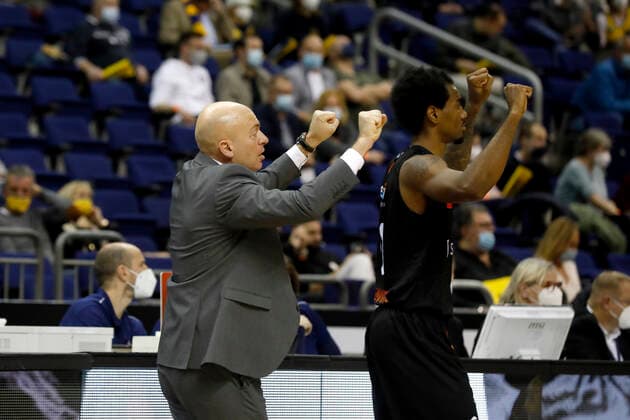 05.12.2021, easyCredit Basketball Bundesliga, BBL, Saison 2021 2022, Herren, Alba Berlin - Chemnitz Niners Rodrigo Pastore (Headcoach), Niners Chemnitz, Isiaha Mike, Niners Chemnitz Berlin Mercedes Benz Arena Berlin Germany