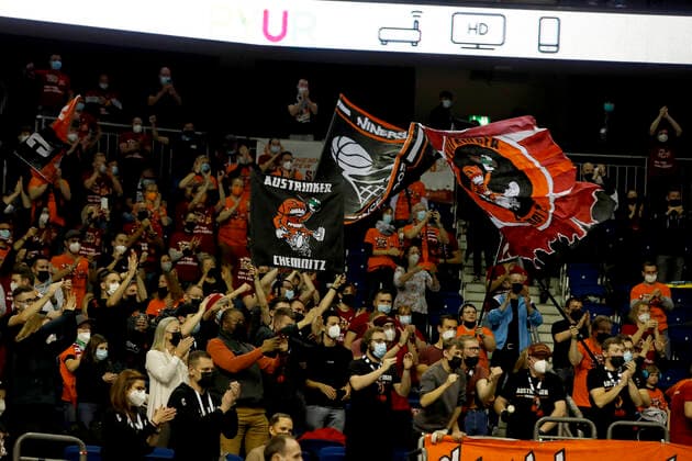 05.12.2021, easyCredit Basketball Bundesliga, BBL, Saison 2021 2022, Herren, Alba Berlin - Chemnitz Niners Chemnitzer Fans in Berlin Berlin Mercedes Benz Arena Berlin Germany