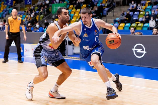 Fraport Skyliners - HAKRO Merlins Crailsheim, easyCredit-BBL Lukas Wank (Fraport Skyliners, 0, rechts) zieht an Elias Lasisi (Merlins Crailsheim, 6) vorbei. Basketball-Spiel des easyCredit BBL zwischen den Fraport Skyliners und HAKRO Merlins Crailsheim am 5. Dezember 2021 in der Fraport-Arena in Frankfurt am Main., Frankfurt am Main Hessen Deutschland Fraport-Arena
