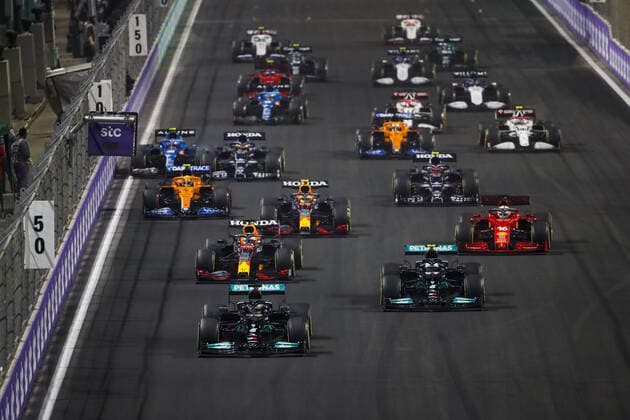Start of the race, 44 HAMILTON Lewis (gbr), Mercedes AMG F1 GP W12 E Performance, 77 BOTTAS Valtteri (fin), Mercedes AMG F1 GP W12 E Performance, 33 VERSTAPPEN Max (nld), Red Bull Racing Honda RB16B, action during the Formula 1 stc Saudi Arabian Grand Prix 2021, 21th round of the 2021 FIA Formula One World Championship, WM, Weltmeisterschaft from December 3 to 5, 2021 on the Jeddah Corniche Circuit, in Jeddah, Saudi Arabia - F1 - SAUDI ARABIAN GRAND PRIX 2021 - RACE DPPI Panoramic 00121044__V2_6472.JPG