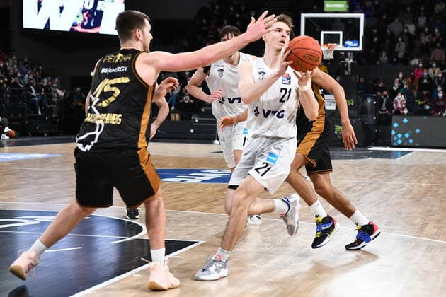Basketball I Herren I Saison 2021-2022 I Bundesliga I 9. Spieltag I Hamburg Towers - Basketball Loewen Braunschweig I 05.12.2021 Justus Hollatz ( 21, Point Guard, Hamburg Towers) und Martin Peterka ( 15, Power Forward, Basketball Loewen Braunschweig) Lueneburg edel-optics.de Arena Hamburg Deutschland Copyright: xLobeca Hannigx
