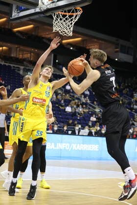 DEU, easyCredit BBL, ALBA vs. Niners Chemnitz, 05.12.2021, Mercedes-Benz-Arena, Berlin, DEU, easyCredit BBL, ALBA vs. Niners Chemnitz, im Bild Lammers (ALBA Berlin 55), Jonas Richter (Chemnitz 7)