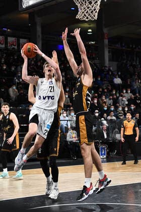 Basketball I Herren I Saison 2021-2022 I Bundesliga I 9. Spieltag I Hamburg Towers - Basketball Loewen Braunschweig I 05.12.2021 Justus Hollatz ( 21, Point Guard, Hamburg Towers) und Benedikt Turudic ( 44, Center, Basketball Loewen Braunschweig) Lueneburg edel-optics.de Arena Hamburg Deutschland Copyright: xLobeca Hannigx