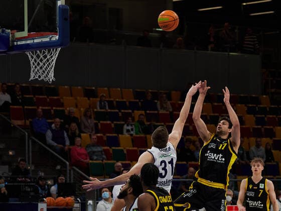 Korbwurf von Mateo Seric (Tigers Tuebingen 17), Robert Oehle (Eisbaeren Bremerhaven 31), Timo Lanmueller (Tigers Tuebingen 7), Isaiah Deion Crawley (Tigers Tuebingen 53) Eisbaeren Bremerhaven vs. Tigers Tuebingen, 2. Barmer Basketball Bundesliga, Stadthalle Bremerhaven, Spielzeit 2021 2022, 12.Spieltag, 05.12.2021 Foto:EIBNER Stephanie Zerbe Eisbaeren Bremerhaven vs. Tigers Tuebingen, 2. Barmer Basketball Bundesliga, Spielzeit 2021 2022, 12.Spieltag, 05.12.2021 Bremerhaven Copyright: xStephaniexZerbe xEibner-Pressefox EP_SZE