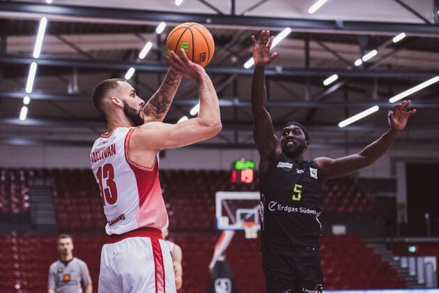 ProA: 12. Spieltag - Artland Dragons vs. TEAM EHINGEN URSPRING, 05.12.2021 Taren Valdis Sullivan (Artland Dragons, 13), Munis Mahmoud Tutu (TEAM EHINGEN URSPRING, 5); ProA: 12. Spieltag - Artland Dragons vs. TEAM EHINGEN URSPRING am 05.12.2021 in Quakenbrueck (Artland Arena), Germany, Copyright: xBEAUTIFULxSPORTS Neddermannx