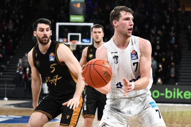 Basketball I Herren I Saison 2021-2022 I Bundesliga I 9. Spieltag I Hamburg Towers - Basketball Loewen Braunschweig I 05.12.2021 Owen Klassen ( 5, Power Forward, Basketball Loewen Braunschweig) und Lukas Meisner ( 7, Small Forward, Hamburg Towers) Lueneburg edel-optics.de Arena Hamburg Deutschland Copyright: xLobeca Hannigx