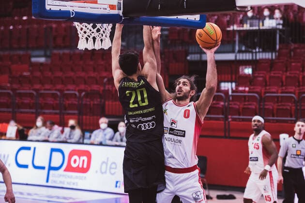 ProA: 12. Spieltag - Artland Dragons vs. TEAM EHINGEN URSPRING, 05.12.2021 Takiula Fahrensohn (TEAM EHINGEN URSPRING, 20), Adam Pechacek (Artland Dragons, 0); ProA: 12. Spieltag - Artland Dragons vs. TEAM EHINGEN URSPRING am 05.12.2021 in Quakenbrueck (Artland Arena), Germany, Copyright: xBEAUTIFULxSPORTS Neddermannx