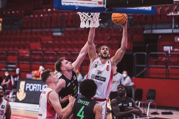 ProA: 12. Spieltag - Artland Dragons vs. TEAM EHINGEN URSPRING, 05.12.2021 Kevin Strangmeyer (TEAM EHINGEN URSPRING, 22), Adam Pechacek (Artland Dragons, 0), Tyler Cheese (TEAM EHINGEN URSPRING, 4); ProA: 12. Spieltag - Artland Dragons vs. TEAM EHINGEN URSPRING am 05.12.2021 in Quakenbrueck (Artland Arena), Germany, Copyright: xBEAUTIFULxSPORTS Neddermannx