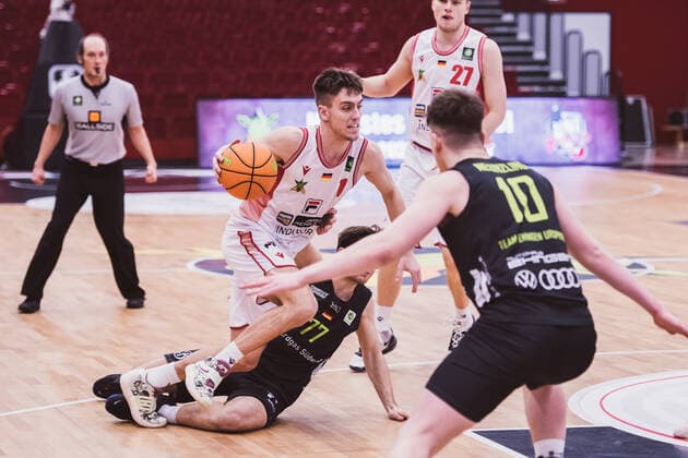 ProA: 12. Spieltag - Artland Dragons vs. TEAM EHINGEN URSPRING, 05.12.2021 Zachary Christopher Ensminger (Artland Dragons, 1), Jakob Hanzalek (TEAM EHINGEN URSPRING, 77), Timo Neunzling (TEAM EHINGEN URSPRING, 10); ProA: 12. Spieltag - Artland Dragons vs. TEAM EHINGEN URSPRING am 05.12.2021 in Quakenbrueck (Artland Arena), Germany, Copyright: xBEAUTIFULxSPORTS Neddermannx