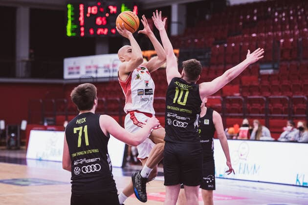 ProA: 12. Spieltag - Artland Dragons vs. TEAM EHINGEN URSPRING, 05.12.2021 Moritz Heck (TEAM EHINGEN URSPRING, 71), Darren Aidenojie (Artland Dragons, 9), Timo Neunzling (TEAM EHINGEN URSPRING, 10); ProA: 12. Spieltag - Artland Dragons vs. TEAM EHINGEN URSPRING am 05.12.2021 in Quakenbrueck (Artland Arena), Germany, Copyright: xBEAUTIFULxSPORTS Neddermannx