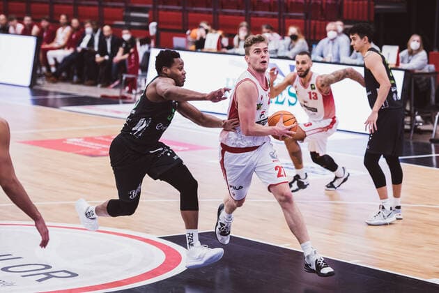 ProA: 12. Spieltag - Artland Dragons vs. TEAM EHINGEN URSPRING, 05.12.2021 Shane Osayande (TEAM EHINGEN URSPRING, 33), Jonas Weitzel (Artland Dragons, 27); ProA: 12. Spieltag - Artland Dragons vs. TEAM EHINGEN URSPRING am 05.12.2021 in Quakenbrueck (Artland Arena), Germany, Copyright: xBEAUTIFULxSPORTS Neddermannx