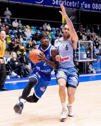 Fraport Skyliners - HAKRO Merlins Crailsheim, easyCredit-BBL Will Cherry (Fraport Skyliners, 29) gegen Elias Lasisi (Merlins Crailsheim, 6). Basketball-Spiel des easyCredit BBL zwischen den Fraport Skyliners und HAKRO Merlins Crailsheim am 5. Dezember 2021 in der Fraport-Arena in Frankfurt am Main., Frankfurt am Main Hessen Deutschland Fraport-Arena