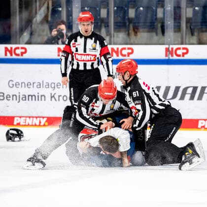 Bilder des Jahres 2021, Sport 12 Dezember Sport Themen der Woche KW48 Sport Bilder des Tages 05.12.2021 - Eishockey - Saison 2021 2022 - DEL - Spieltag 28: Nürnberg Ice Tigers Icetigers - Fischtown Pinguins Bremerhaven - ThHa - Schlägerei Fighting Dane Fox (74, Nürnberg Ice Tigers, Nuernberg Ice Tigers ) Dominik Uher (26, Fischtown Pinguins Bremerhaven ) *** 05 12 2021 Ice Hockey Season 2021 2022 DEL Matchday 28 Nuremberg Ice Tigers Icetigers Fischtown Pinguins Bremerhaven ThHa Brawl Fighting Dane Fox 74, Nuremberg Ice Tigers, Nuremberg Ice Tigers Dominik Uher 26, Fischtown Pinguins Bremerhaven.