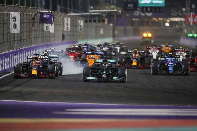 Second start, 33 VERSTAPPEN Max (nld), Red Bull Racing Honda RB16B, 44 HAMILTON Lewis (gbr), Mercedes AMG F1 GP W12 E Performance, action during the Formula 1 stc Saudi Arabian Grand Prix 2021, 21th round of the 2021 FIA Formula One World Championship, WM, Weltmeisterschaft from December 3 to 5, 2021 on the Jeddah Corniche Circuit, in Jeddah, Saudi Arabia - F1 - SAUDI ARABIAN GRAND PRIX 2021 - RACE DPPI Panoramic 00121044_FG0O3474.JPG