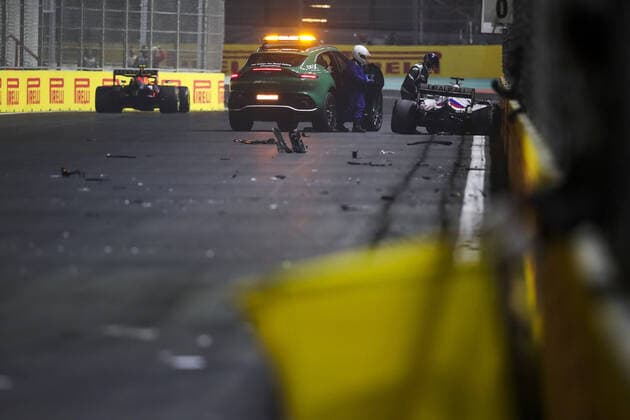 Crash, 09 MAZEPIN Nikita (rus), Haas F1 Team VF-21 Ferrari, action during the Formula 1 stc Saudi Arabian Grand Prix 2021, 21th round of the 2021 FIA Formula One World Championship, WM, Weltmeisterschaft from December 3 to 5, 2021 on the Jeddah Corniche Circuit, in Jeddah, Saudi Arabia - F1 - SAUDI ARABIAN GRAND PRIX 2021 - RACE DPPI Panoramic  00121044_FG0O3510.JPG