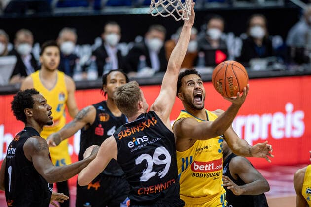 Basketball Berlin 05.12.2021 Saison 2021 2022 easyCredit BBL 1. Bundesliga Männer Herren Alba Berlin - NINERS Chemnitz Johannes Thiemann (Alba Berlin, No.32) Mindaugas Susinskas (Chemnitz, No.29)
