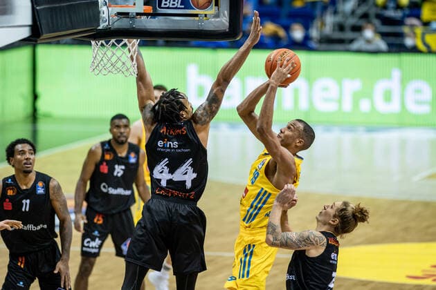 Basketball Berlin 05.12.2021 Saison 2021 2022 easyCredit BBL 1. Bundesliga Männer Herren Alba Berlin - NINERS Chemnitz Louis Olinde (Alba Berlin, No.19) Darion Atkins (Chemnitz, No.44)