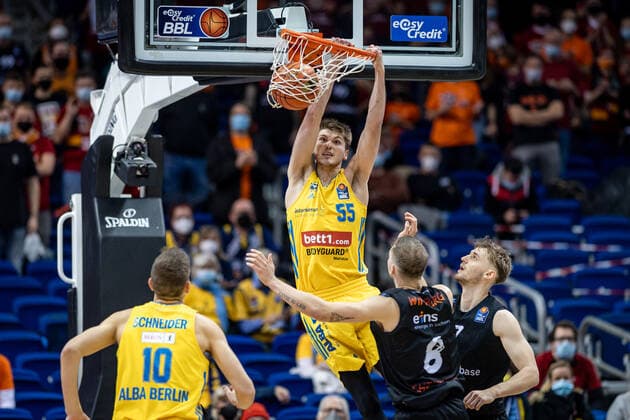 Basketball Berlin 05.12.2021 Saison 2021 2022 easyCredit BBL 1. Bundesliga Männer Herren Alba Berlin - NINERS Chemnitz Ben Lammers (Alba Berlin, No.55) Jan Niklas Wimberg (Chemnitz, No.08) Jonas Richter (Chemnitz, No.07)