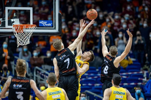 Basketball Berlin 05.12.2021 Saison 2021 2022 easyCredit BBL 1. Bundesliga Männer Herren Alba Berlin - NINERS Chemnitz Malte Delow (Alba Berlin, No.06) Jonas Richter (Chemnitz, No.07) Jan Niklas Wimberg (Chemnitz, No.08)