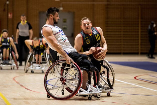 Europameisterschaft Rollstuhlbasketball 05.12.2021 MADRID, SPANIEN 5. Dezember - Rollstuhlbasketball, Frankreich gegen Deutschland Herren, an Tag 2 der Europameisterschaft Rollstuhlbasketball am 05.12.2021 in Polid. Municipal Marques de Samaranch in Madrid, Spanien. Christophe Carlier (Frankreich, 25), Jan Haller (Deutschland, 10) Copyright: xBEAUTIFULxSPORTS Wunderlx