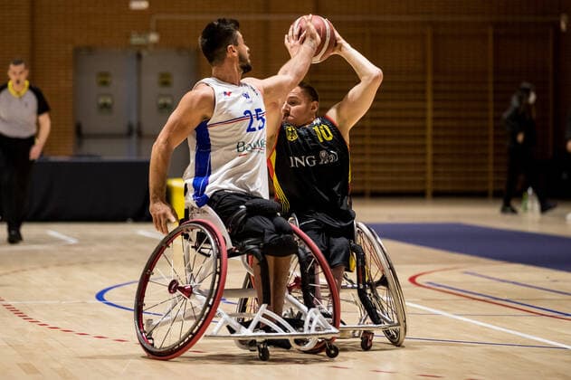 Europameisterschaft Rollstuhlbasketball 05.12.2021 MADRID, SPANIEN 5. Dezember - Rollstuhlbasketball, Frankreich gegen Deutschland Herren, an Tag 2 der Europameisterschaft Rollstuhlbasketball am 05.12.2021 in Polid. Municipal Marques de Samaranch in Madrid, Spanien. Christophe Carlier (Frankreich, 25), Jan Haller (Deutschland, 10) Copyright: xBEAUTIFULxSPORTS Wunderlx