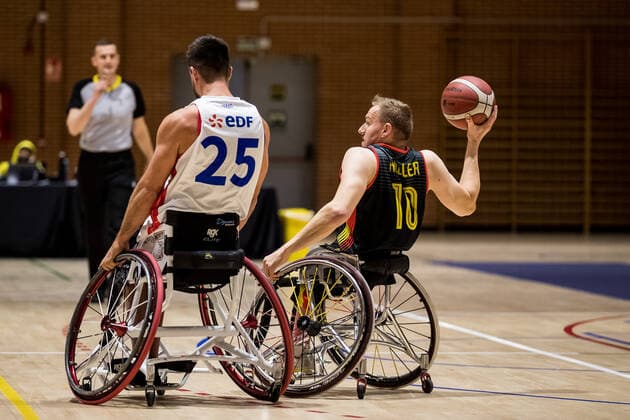 Europameisterschaft Rollstuhlbasketball 05.12.2021 MADRID, SPANIEN 5. Dezember - Rollstuhlbasketball, Frankreich gegen Deutschland Herren, an Tag 2 der Europameisterschaft Rollstuhlbasketball am 05.12.2021 in Polid. Municipal Marques de Samaranch in Madrid, Spanien. Christophe Carlier (Frankreich, 25), Jan Haller (Deutschland, 10) Copyright: xBEAUTIFULxSPORTS Wunderlx