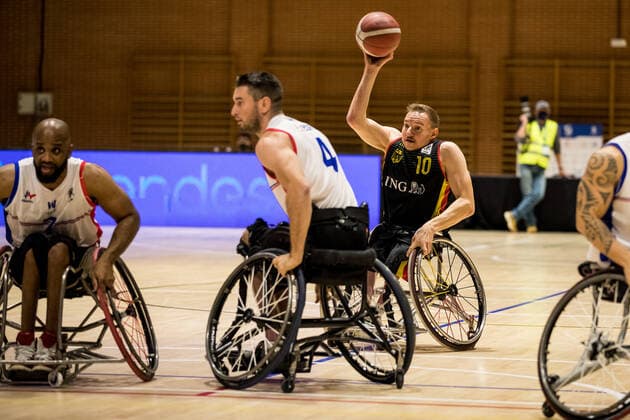 Europameisterschaft Rollstuhlbasketball 05.12.2021 MADRID, SPANIEN 5. Dezember - Rollstuhlbasketball, Frankreich gegen Deutschland Herren, an Tag 2 der Europameisterschaft Rollstuhlbasketball am 05.12.2021 in Polid. Municipal Marques de Samaranch in Madrid, Spanien. Remi Bayle (Frankreich, 4), Jan Haller (Deutschland, 10) Copyright: xBEAUTIFULxSPORTS Wunderlx