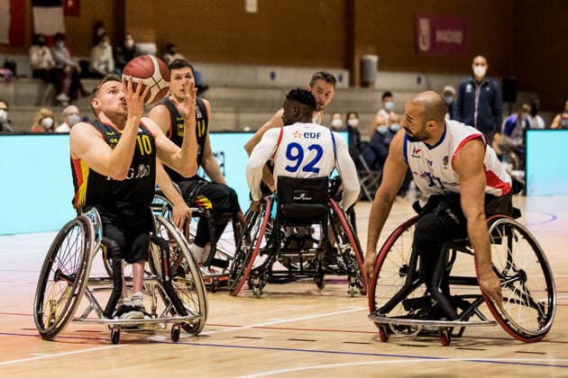 Europameisterschaft Rollstuhlbasketball 05.12.2021 MADRID, SPANIEN 5. Dezember - Rollstuhlbasketball, Frankreich gegen Deutschland Herren, an Tag 2 der Europameisterschaft Rollstuhlbasketball am 05.12.2021 in Polid. Municipal Marques de Samaranch in Madrid, Spanien. Jan Haller (Deutschland, 10), Houcine Belaid (Frankreich, 11) Copyright: xBEAUTIFULxSPORTS Wunderlx