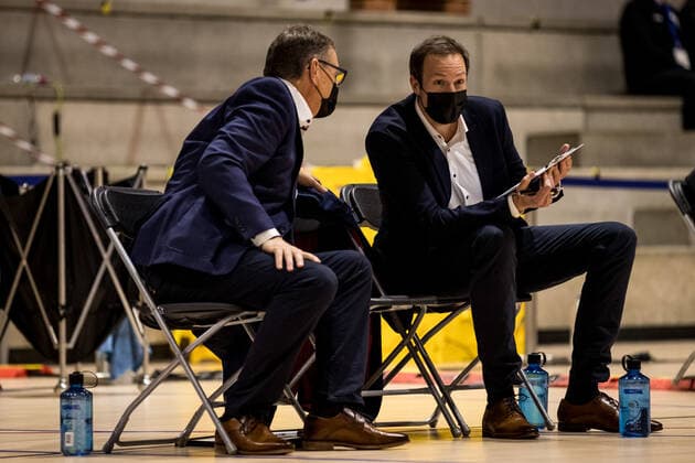 Europameisterschaft Rollstuhlbasketball 05.12.2021 MADRID, SPANIEN 5. Dezember - Rollstuhlbasketball, Frankreich gegen Deutschland Herren, an Tag 2 der Europameisterschaft Rollstuhlbasketball am 05.12.2021 in Polid. Municipal Marques de Samaranch in Madrid, Spanien. Paul Bowes (Assistant Coach Deutschland), Martin Kluck (Assistant Coach Deutschland) Copyright: xBEAUTIFULxSPORTS Wunderlx