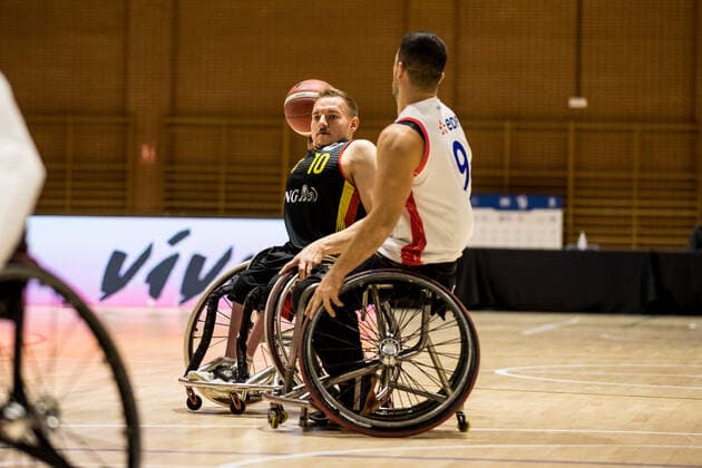Europameisterschaft Rollstuhlbasketball 05.12.2021 MADRID, SPANIEN 5. Dezember - Rollstuhlbasketball, Frankreich gegen Deutschland Herren, an Tag 2 der Europameisterschaft Rollstuhlbasketball am 05.12.2021 in Polid. Municipal Marques de Samaranch in Madrid, Spanien. Jan Haller (Deutschland, 10), Soufyane Mehiaoui (Frankreich, 9) Copyright: xBEAUTIFULxSPORTS Wunderlx