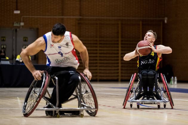 Europameisterschaft Rollstuhlbasketball 05.12.2021 MADRID, SPANIEN 5. Dezember - Rollstuhlbasketball, Frankreich gegen Deutschland Herren, an Tag 2 der Europameisterschaft Rollstuhlbasketball am 05.12.2021 in Polid. Municipal Marques de Samaranch in Madrid, Spanien. Soufyane Mehiaoui (Frankreich, 9), Philip Schorp (Deutschland, 4) Copyright: xBEAUTIFULxSPORTS Wunderlx