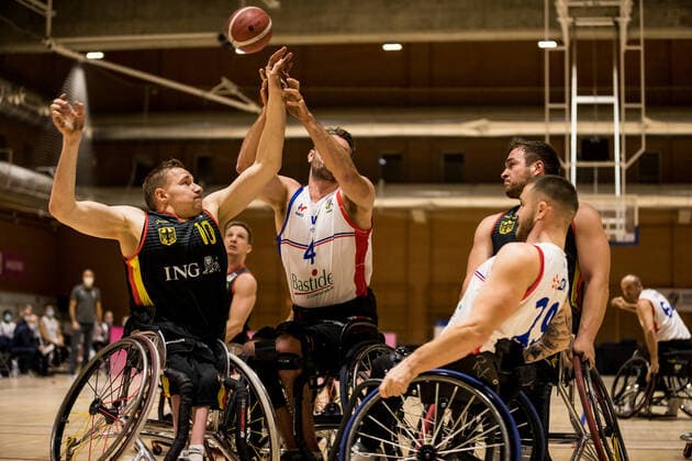 Europameisterschaft Rollstuhlbasketball 05.12.2021 MADRID, SPANIEN 5. Dezember - Rollstuhlbasketball, Frankreich gegen Deutschland Herren, an Tag 2 der Europameisterschaft Rollstuhlbasketball am 05.12.2021 in Polid. Municipal Marques de Samaranch in Madrid, Spanien. Jan Haller (Deutschland, 10), Remi Bayle (Frankreich, 4) Copyright: xBEAUTIFULxSPORTS Wunderlx