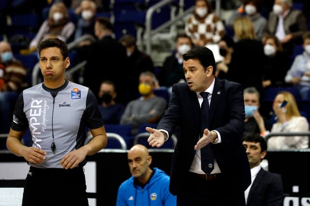 05.12.2021, easyCredit Basketball Bundesliga, BBL, Saison 2021 2022, Herren, Alba Berlin - Chemnitz Niners Israel Gonzalez (Head-Coach), Alba Berlin Berlin Mercedes Benz Arena Berlin Germany