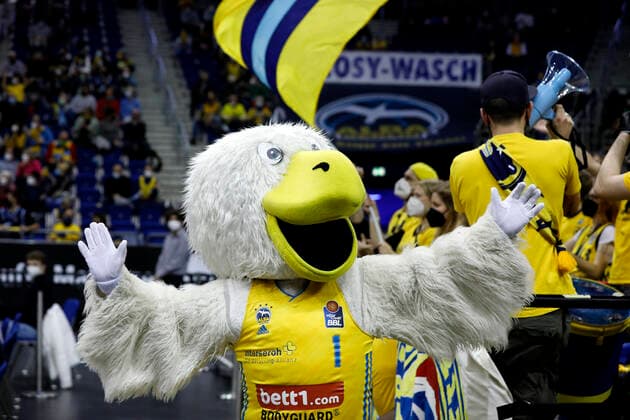 05.12.2021, easyCredit Basketball Bundesliga, BBL, Saison 2021 2022, Herren, Alba Berlin - Chemnitz Niners Berliner Maskottchen Berlin Mercedes Benz Arena Berlin Germany