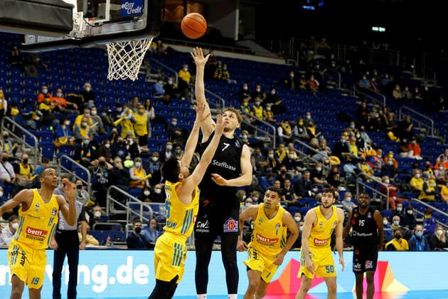 05.12.2021, easyCredit Basketball Bundesliga, BBL, Saison 2021 2022, Herren, Alba Berlin - Chemnitz Niners Jonas Richter, Niners Chemnitz Berlin Mercedes Benz Arena Berlin Germany