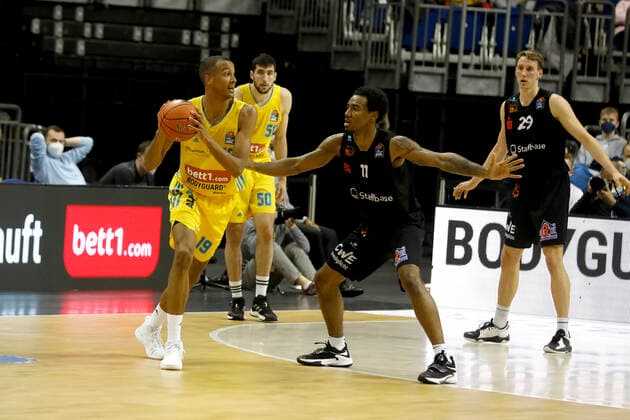 05.12.2021, easyCredit Basketball Bundesliga, BBL, Saison 2021 2022, Herren, Alba Berlin - Chemnitz Niners Louis Olinde, Alba Berlin, Isiaha Mike, Niners Chemnitz Berlin Mercedes Benz Arena Berlin Germany