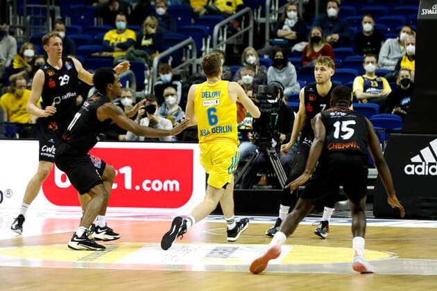 05.12.2021, easyCredit Basketball Bundesliga, BBL, Saison 2021 2022, Herren, Alba Berlin - Chemnitz Niners Malte Delow, Alba Berlin Berlin Mercedes Benz Arena Berlin Germany