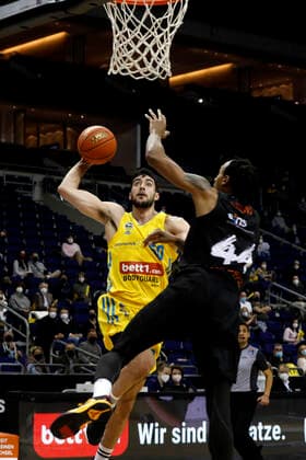 05.12.2021, easyCredit Basketball Bundesliga, BBL, Saison 2021 2022, Herren, Alba Berlin - Chemnitz Niners Yovel Zoosman, Alba Berlin, Darion Atkins, Niners Chemnitz Berlin Mercedes Benz Arena Berlin Germany