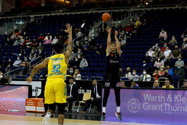 05.12.2021, easyCredit Basketball Bundesliga, BBL, Saison 2021 2022, Herren, Alba Berlin - Chemnitz Niners Jonas Richter, Niners Chemnitz Berlin Mercedes Benz Arena Berlin Germany