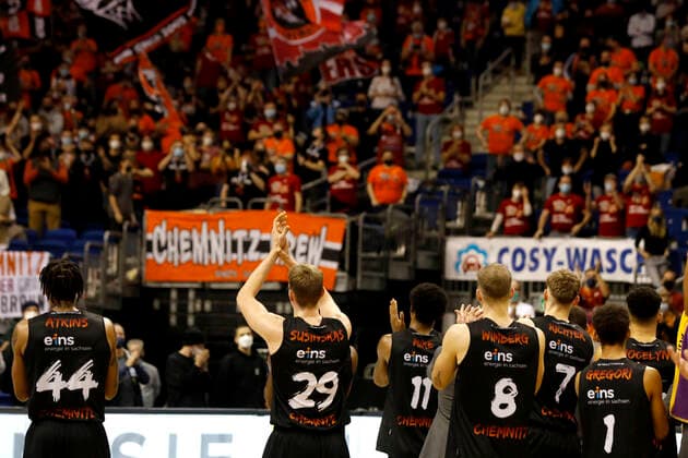 05.12.2021, easyCredit Basketball Bundesliga, BBL, Saison 2021 2022, Herren, Alba Berlin - Chemnitz Niners Die Niners Chemnitz bedanken sich bei den Fans für die Unterstützung Berlin Mercedes Benz Arena Berlin Germany