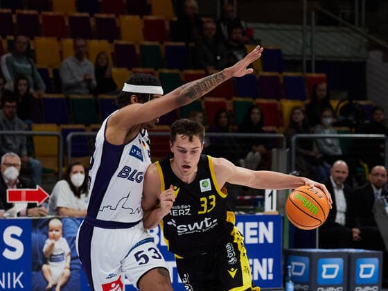 Zweikampf zwischen Ryan Richard Mikesell (Tigers Tuebingen 33) Captain und Kevin Yebo (Eisbaeren Bremerhaven 53) Eisbaeren Bremerhaven vs. Tigers Tuebingen, 2. Barmer Basketball Bundesliga, Stadthalle Bremerhaven, Spielzeit 2021 2022, 12.Spieltag, 05.12.2021 Foto:EIBNER Stephanie Zerbe Eisbaeren Bremerhaven vs. Tigers Tuebingen, 2. Barmer Basketball Bundesliga, Spielzeit 2021 2022, 12.Spieltag, 05.12.2021 Bremerhaven Copyright: xStephaniexZerbe xEibner-Pressefox EP_SZE