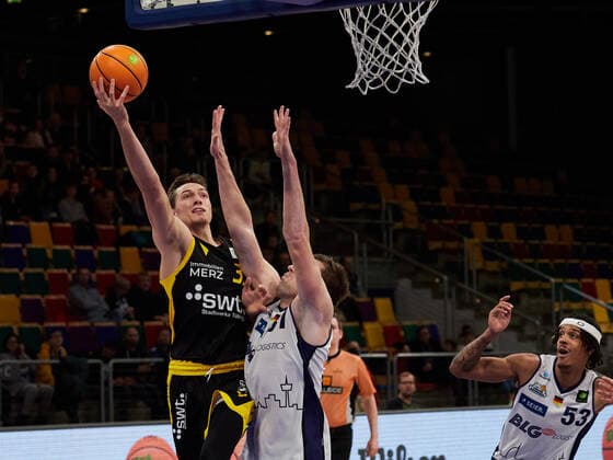Korbwurf von Ryan Richard Mikesell (Tigers Tuebingen 33) Captain Eisbaeren Bremerhaven vs. Tigers Tuebingen, 2. Barmer Basketball Bundesliga, Stadthalle Bremerhaven, Spielzeit 2021 2022, 12.Spieltag, 05.12.2021 Foto:EIBNER Stephanie Zerbe Eisbaeren Bremerhaven vs. Tigers Tuebingen, 2. Barmer Basketball Bundesliga, Spielzeit 2021 2022, 12.Spieltag, 05.12.2021 Bremerhaven Copyright: xStephaniexZerbe xEibner-Pressefox EP_SZE